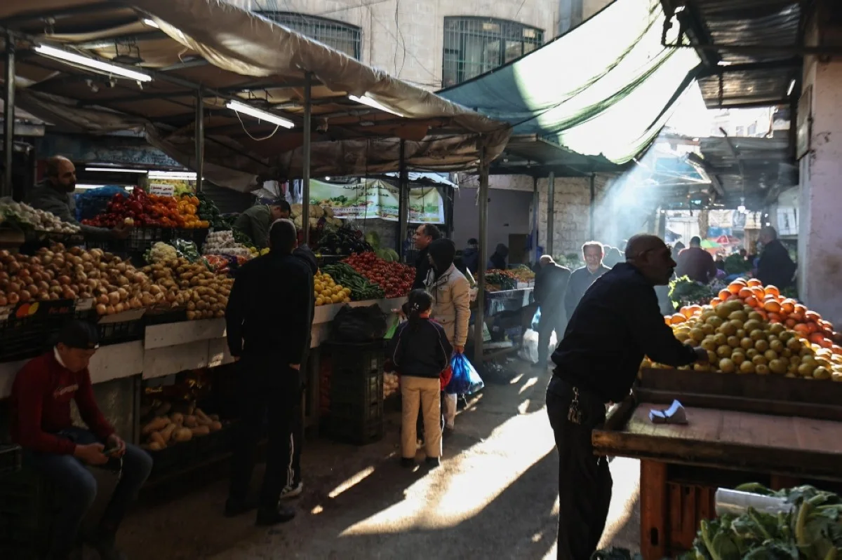 RAMALLAH: Palestinians shop at a market in the occupied West Bank in this March 11, 2024 photo. ñ AFP †
