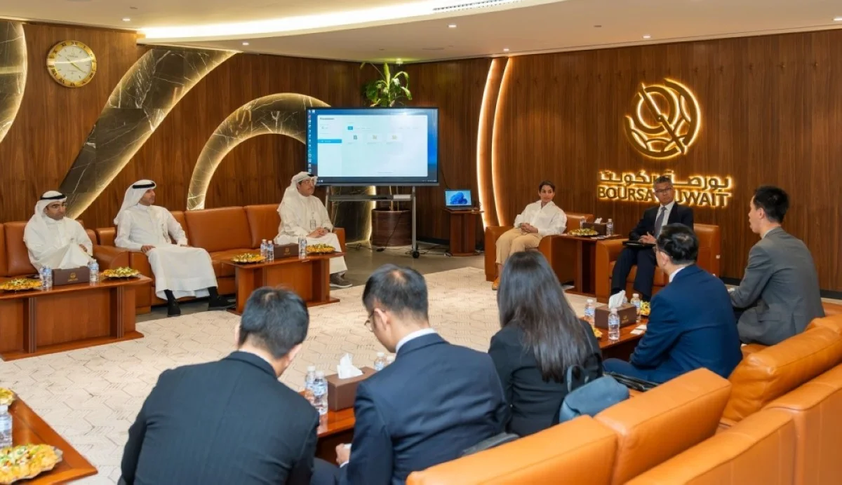 KUWAIT: Boursa Kuwait team with a delegation of senior executives from three prominent Chinese enterprises at the Boursa Kuwait during the visit.