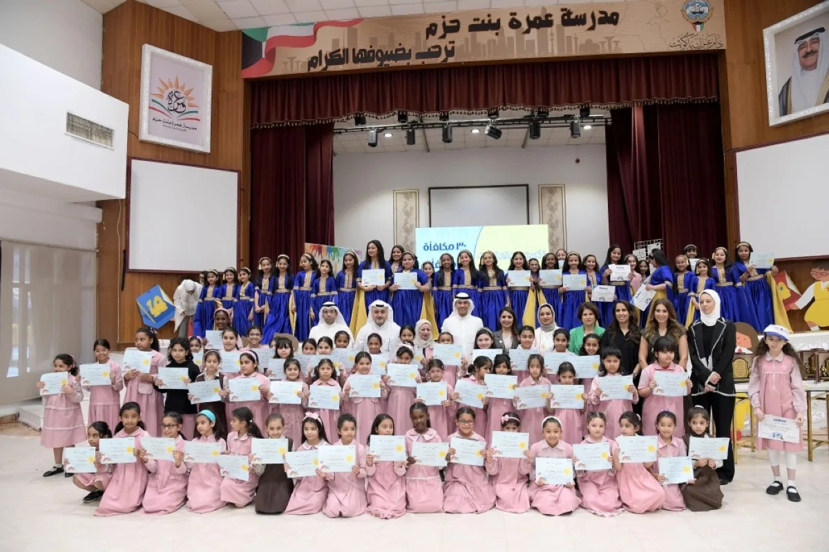 A group photo with students of Amra Bint Hazm Primary School for Girls.