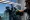 في هذه الصورة، ينظف سيو سونغ هو نافذة بقطعة قماش مغطاة بالتراب الدياتومي وهو يقف على منصة خاصة. 