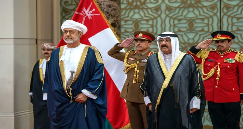 جلالة السلطان وأمير الكويت يستعرضان العلاقات الأخوية التاريخية الراسخة