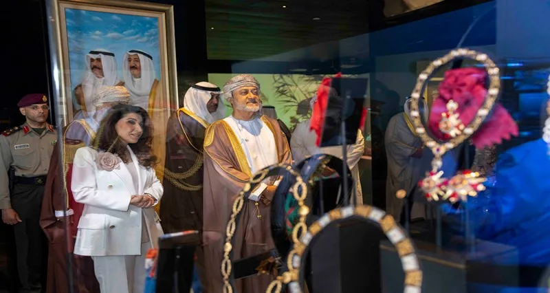 جلالة السلطان يزور متحف قصر السلام بالكويت