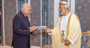 جلالة السلطان يتسلم رسالة من الرئيس الجزائري