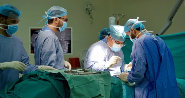 نجاح أول عملية جراحية من نوعها لعلاج الجنف بسلطنة عمان