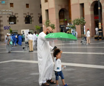 توزيع مظلات على زوار المسجد النبوي