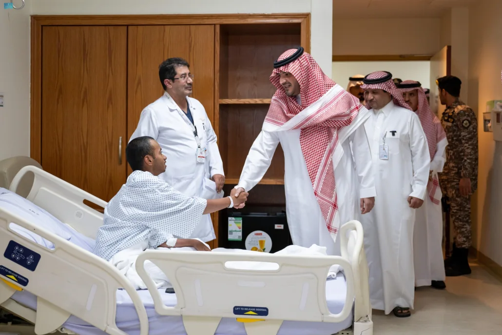 وزير الداخلية يزور المرضى في مستشفى قوى الأمن