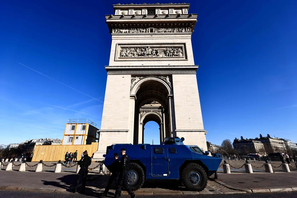 عربة مدرعة إلى جانب قوس النصر بباريس 