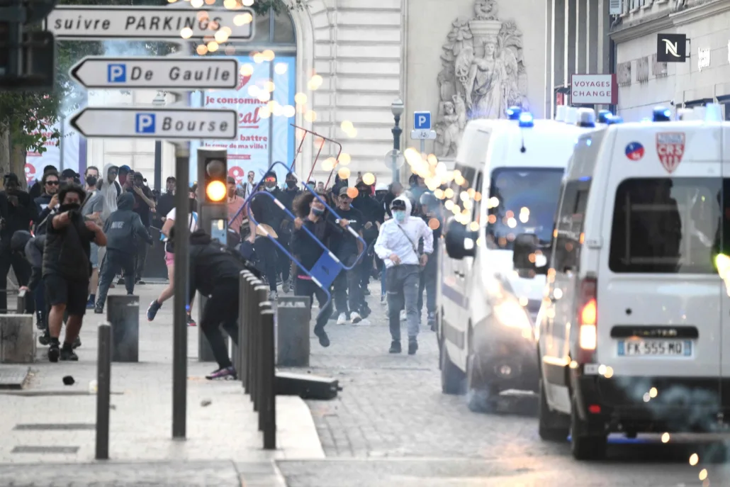 مركبات الشرطة تنتشر بكل مكان في باريس 