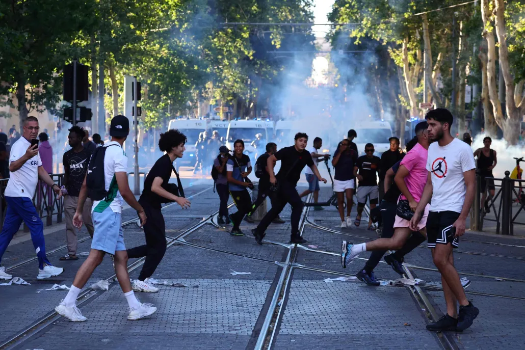 متظاهرين تعرضوا لغازات مسلية للدموع