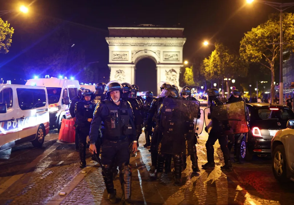انتشار أمني كثيف في الشوارع الرئيسية في باريس