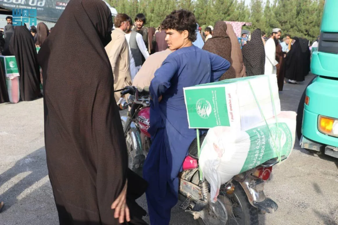 توزيع 1500 كيس دقيق للأسر المتضررة بأفغانستان