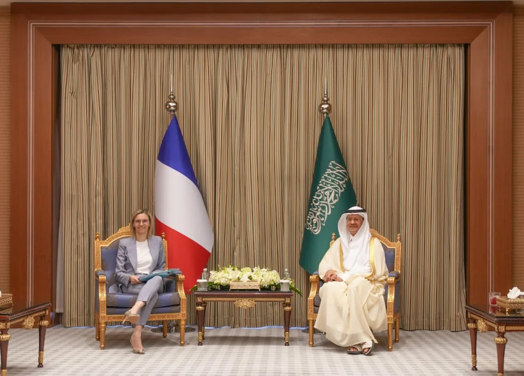 الأمير عبدالعزيز بن سلمان مع وزيرة تحوّل الطاقة الفرنسية