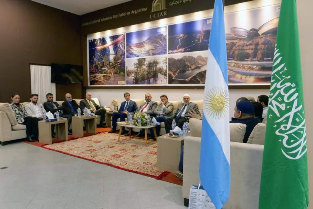 السفير السعودي في الأرجنتين خلال استقباله الحجاج العائدين