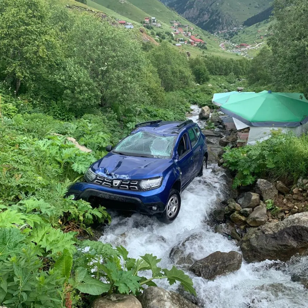 استقرت السيارة داخل منحدر جبلي عقب سقوطها