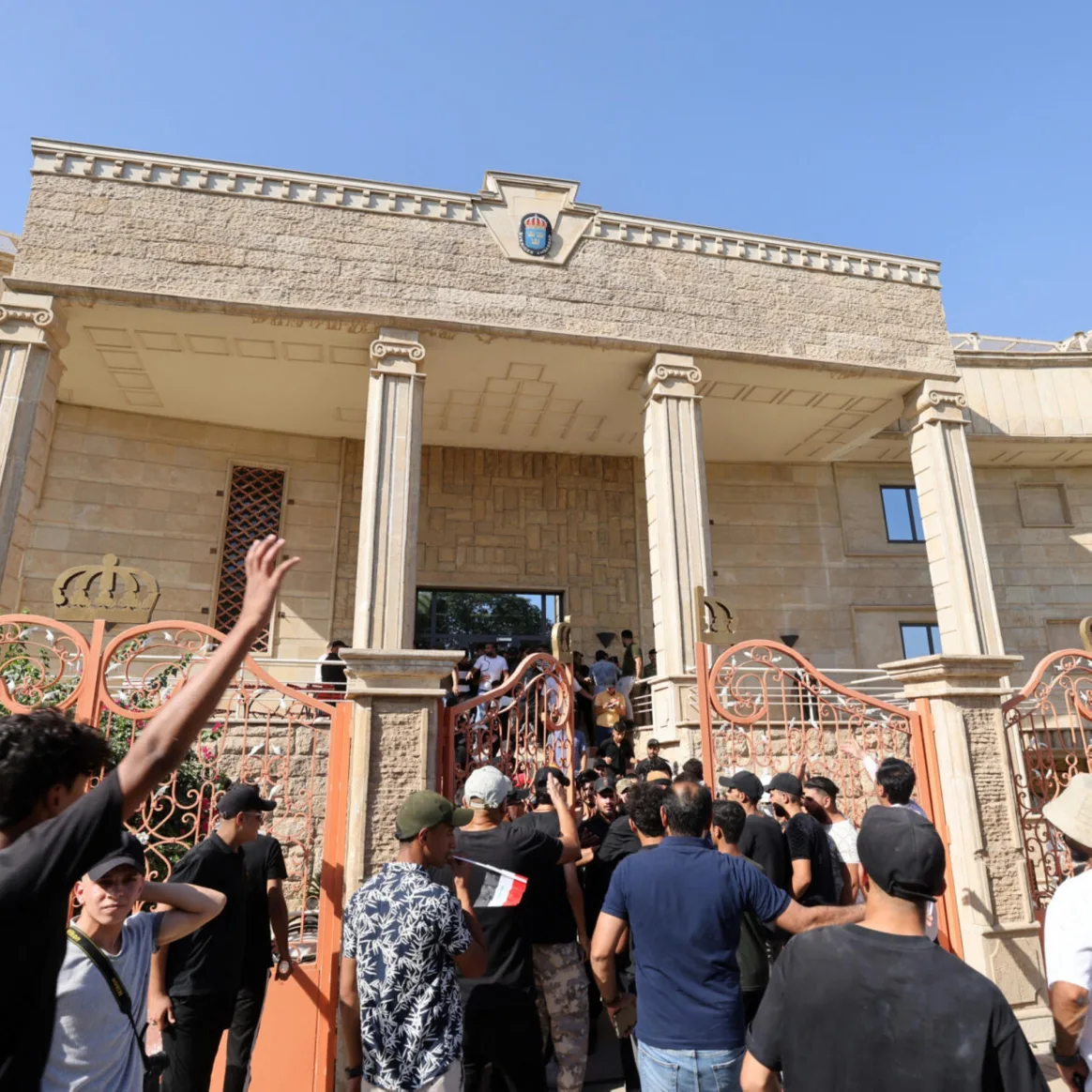 محتجون يقتحمون مبنى السفارة السويدية في بغداد