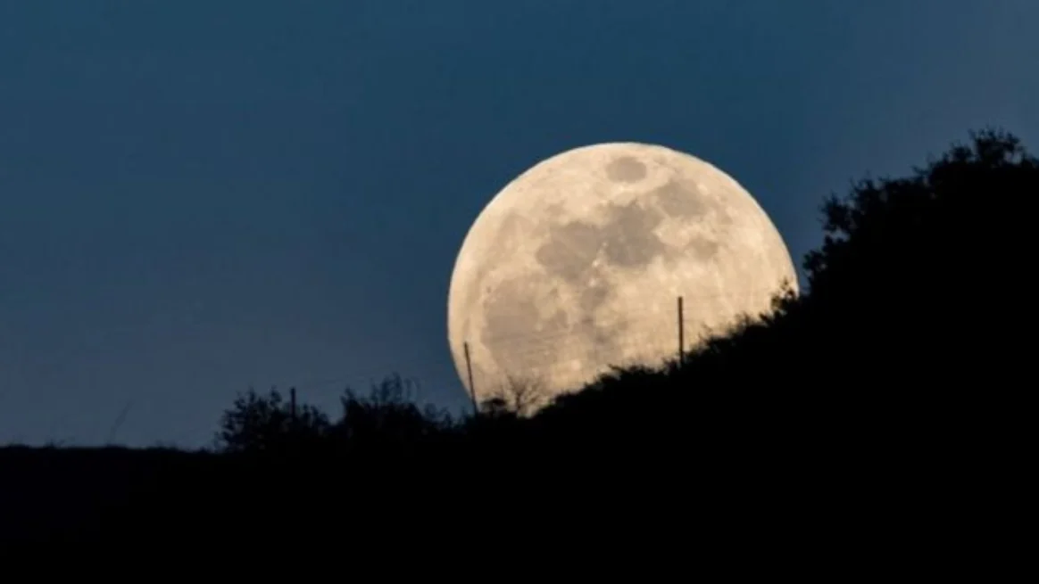 سيكون القمر بلون برتقالي بسبب مكونات الغلاف الجوي حول الأرض