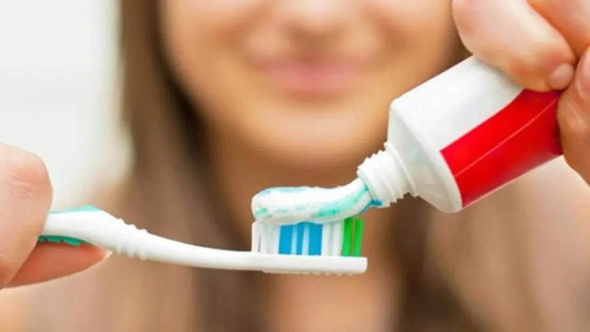 فوائد ترطيب فرشاة الأسنان قبل الاستعمال