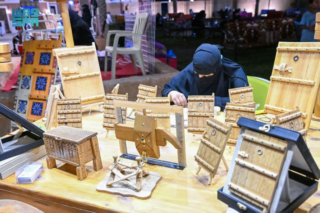  النماذج الأثرية مصنوعة من خشب الأثل