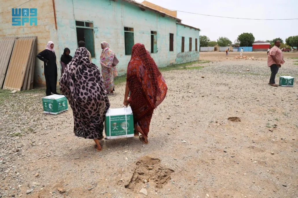 مركز الملك سلمان للإغاثة يوزع السلال الغذائية في السودان 