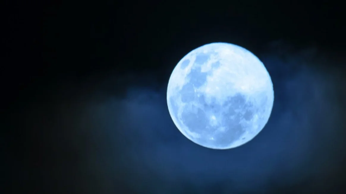 تحدث ظاهرة القمر الأزرق كل سنتين أو 3 سنوات
