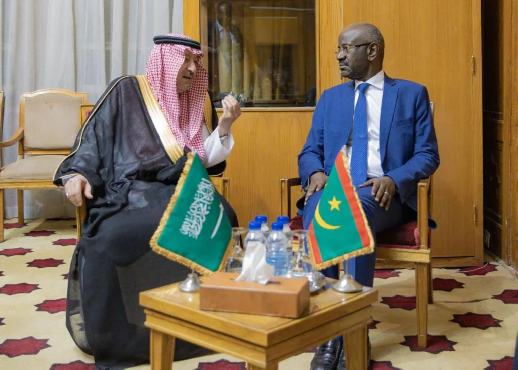 الخريجي خلال اجتماعه بوزير الخارجية الموريتاني