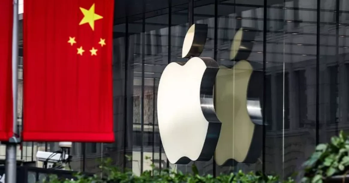 الصين أمرت موظفي بعض هيئات الحكومية بالتوقف عن استخدام هواتفهم المحمولة التي تنتجها شركة أبل بمقرات العمل.