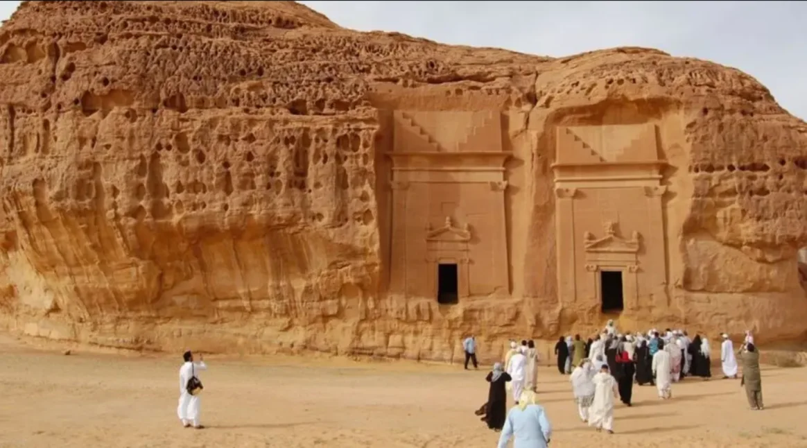 اطلاع السياح على عادات المجتمع السعودي