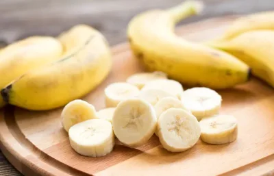 الموز: يعد تناول كميات معتدلة من الموز الغني بالبوتاسيوم، من الأسباب التي تساعد على عدم تكون حصوات الكلى.