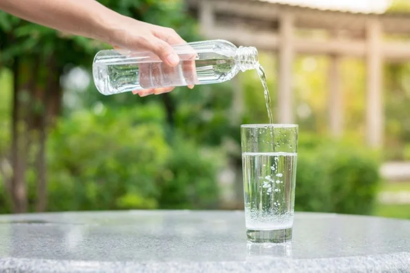  الماء: يساعد تناول الكثير من الماء يومياً في الوقاية من خطر تكوين حصوات الكلى، وينصح الأطباء بتناول 2 لتر من المياه يومياً على الأقل.