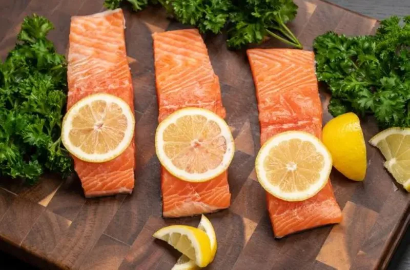 سمك السالمون: ينصح الخبراء بتناول سمك السالمون، الغني بفيتامين D، الذي يعد عنصراً أساسياً للوقاية من حصوات الكلى.