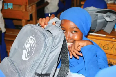 توزيع حقائب مدرسية بالصومال
