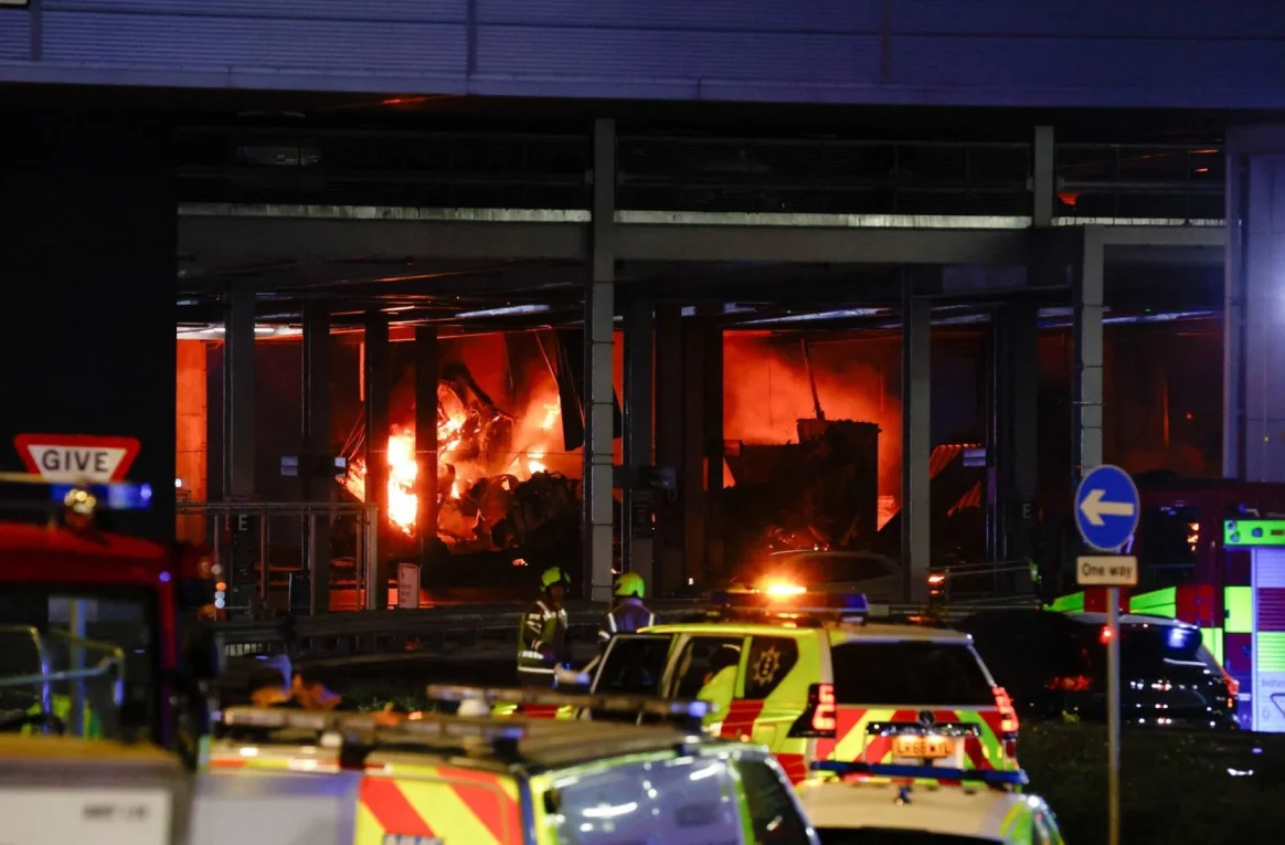 الحريق أدى لانهيار جزء في أحد مرائب المطار