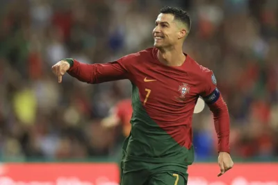 رونالدو يسجل ثنائية في فوز البرتغال على سلوفاكيا