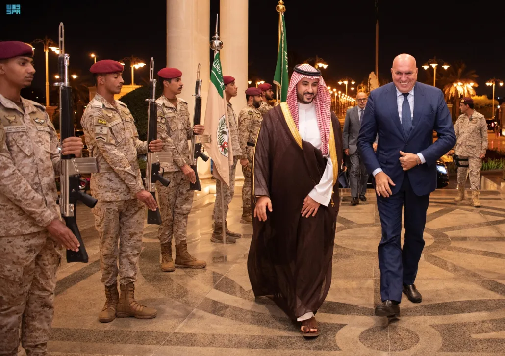 وزير الدفاع الأمير خالد بن سلمان خلال استقباله نظيره الإيطالي جويدو كروسيتو