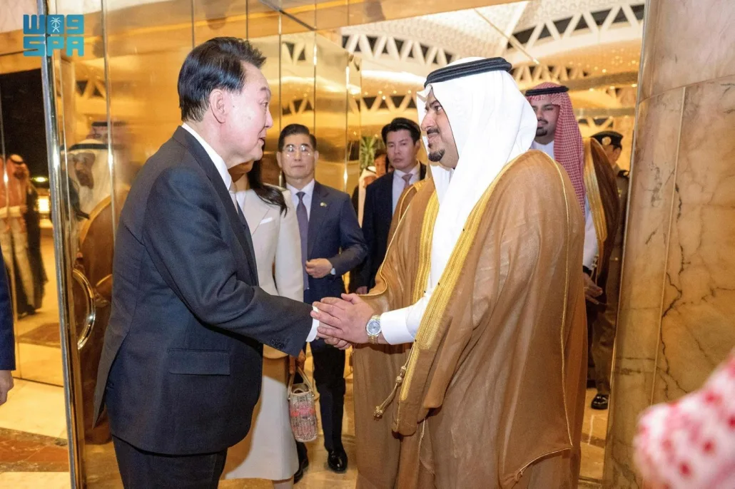 نائب أمير الرياض يستقبل الرئيس الكوري الجنوبي لدى وصوله الرياض