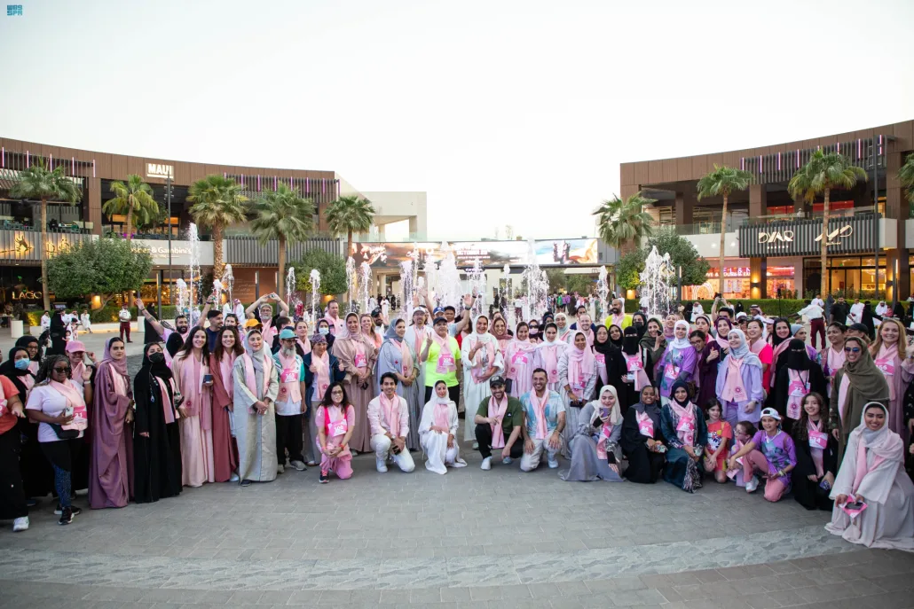  روشن تشارك جمعية زهرة في مسيرة توعوية بسرطان الثدي