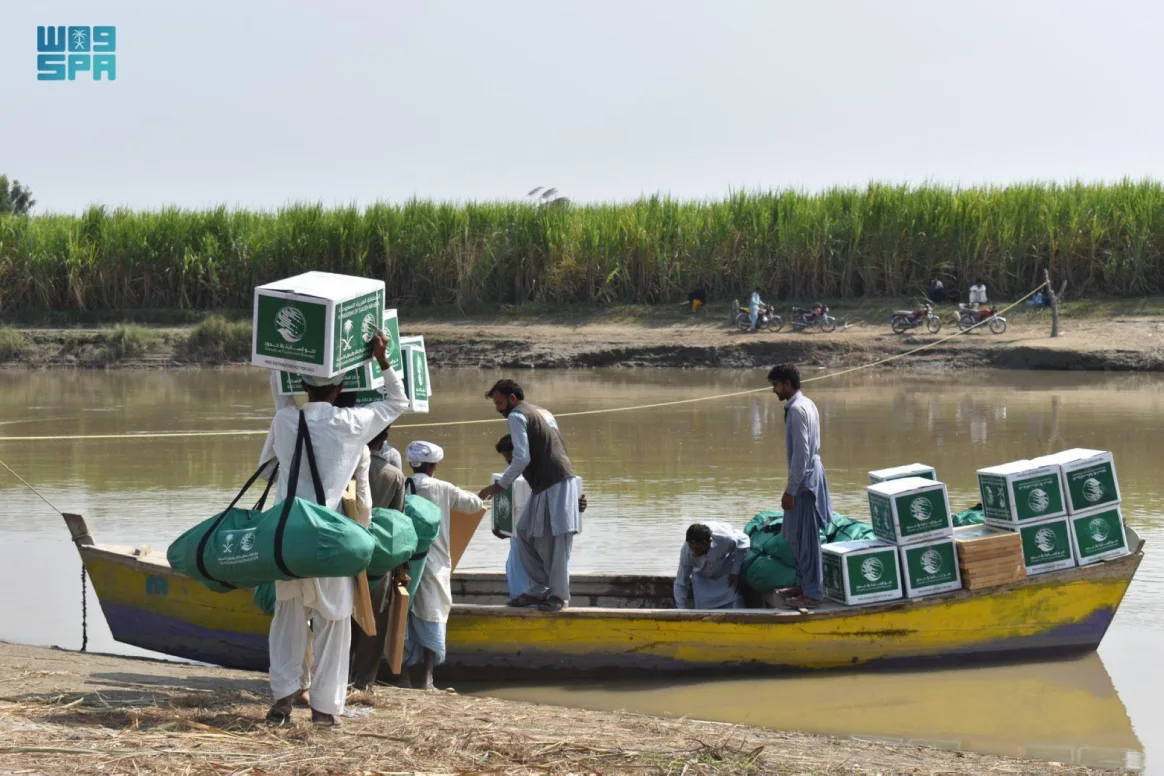 مركز الملك سلمان للإغاثة يوزع 818 حقيبة إيوائية للمتضررين من الفيضانات في باكستان