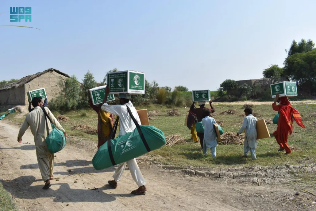 مركز الملك سلمان للإغاثة يوزع 818 حقيبة إيوائية للمتضررين من الفيضانات في باكستان