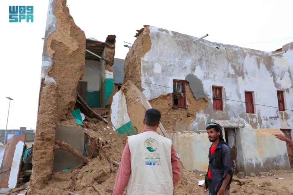 مساعدات إنسانية متنوعة للأسر المتضررة من إعصار تيج في المهرة