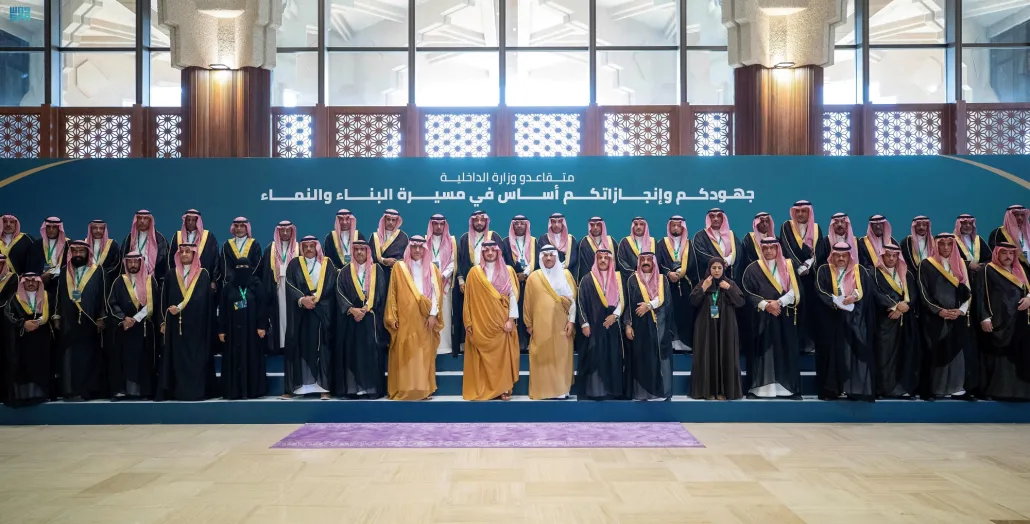  الأمير عبدالعزيز بن سعود يلتقي قادة القطاعات الأمنية ومتقاعدي القطاعات التابعة لها