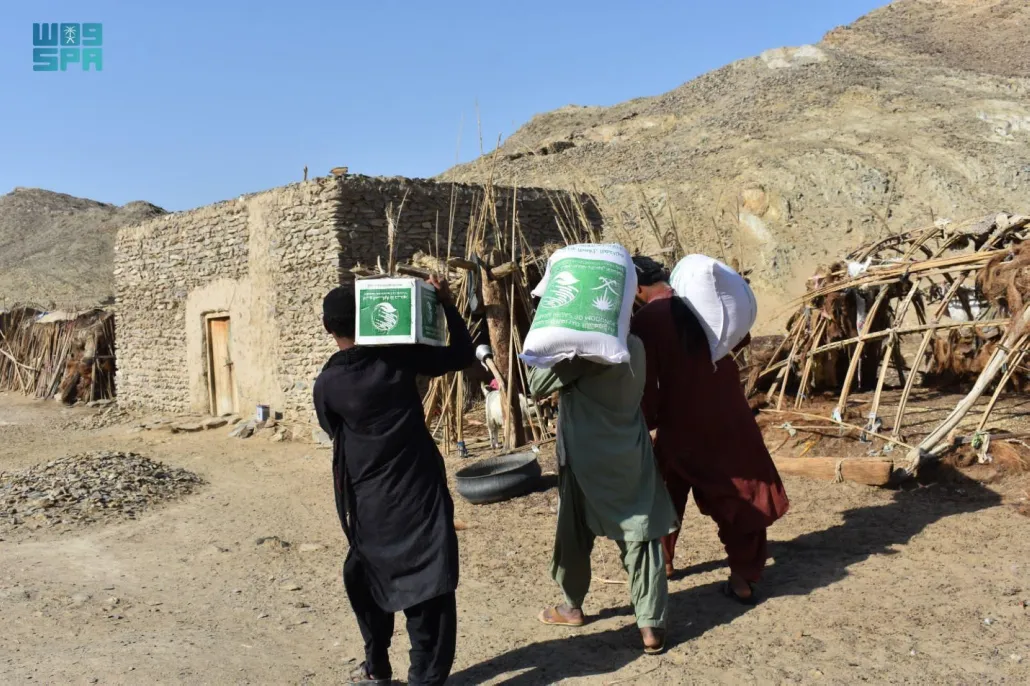 مركز الملك سلمان يواصل توزيع السلال الغذائية في باكستان