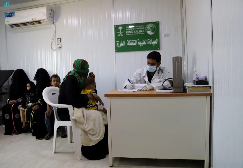 العيادات الطبية المتنقلة لمركز الملك سلمان للإغاثة تقدم خدماتها في مديرية الغرزة بمحافظة حجة