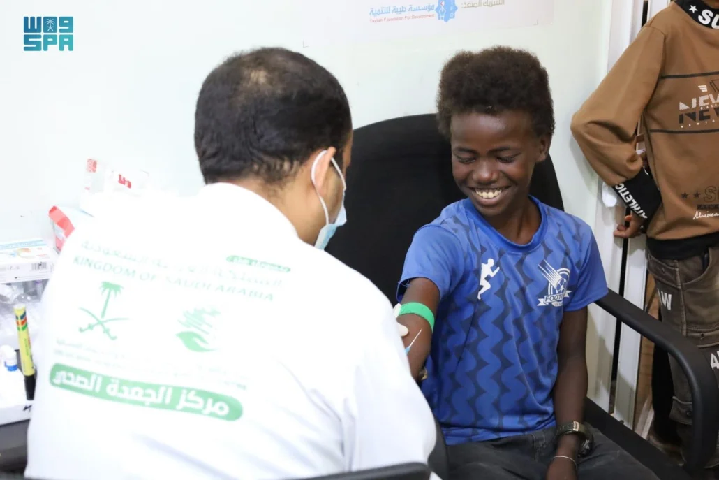 العيادات الطبية المتنقلة لمركز الملك سلمان للإغاثة في مديرية الغرزة بمحافظة حجة تقدم خدماتها العلاجية