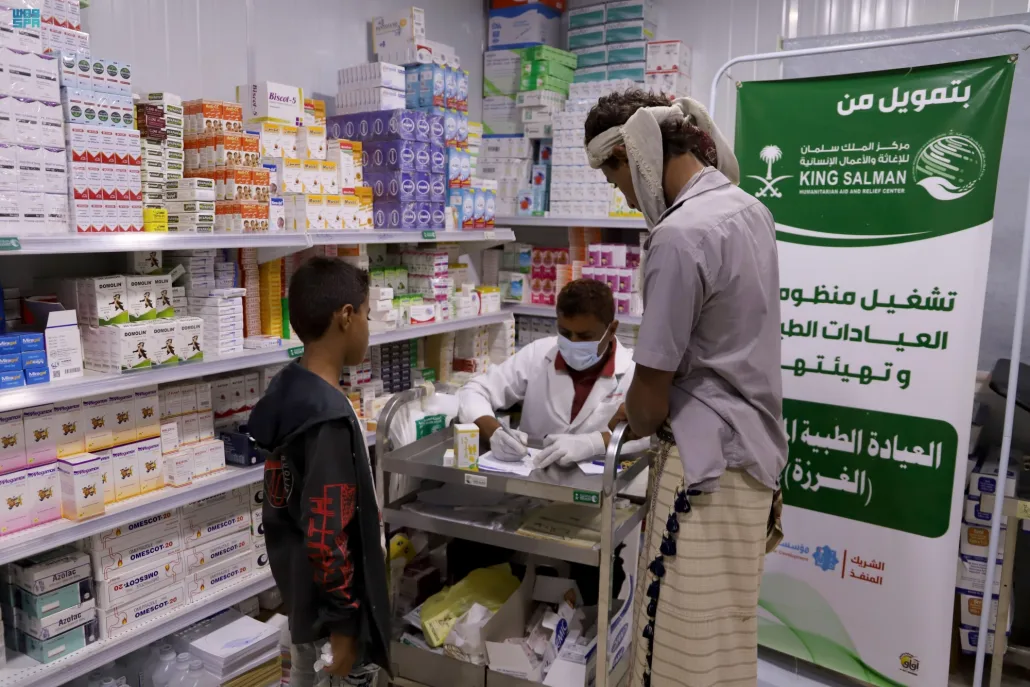 العيادات الطبية المتنقلة لمركز الملك سلمان للإغاثة في مديرية الغرزة بمحافظة حجة تقدم خدماتها العلاجية