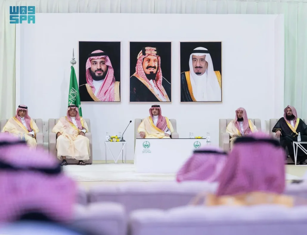 الأمير عبدالعزيز بن سعود يلتقي بعدد من أهالي محافظة حفر الباطن