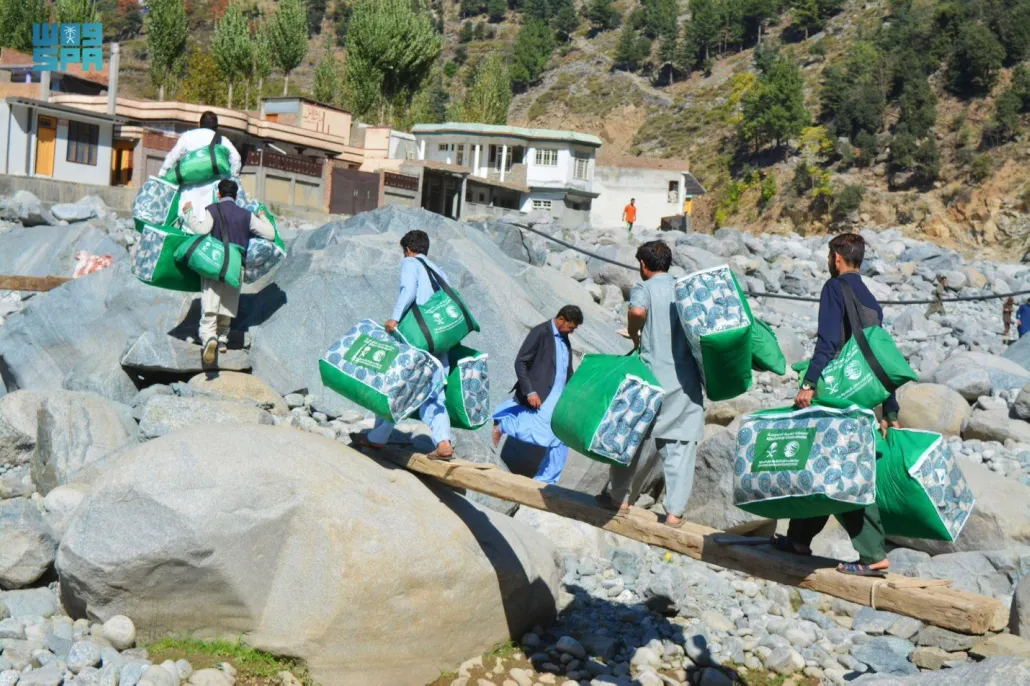 مركز الملك سلمان للإغاثة يوزع حقائب إيوائية في باكستان