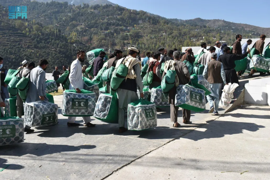 مركز الملك سلمان للإغاثة يوزع حقائب إيوائية في باكستان