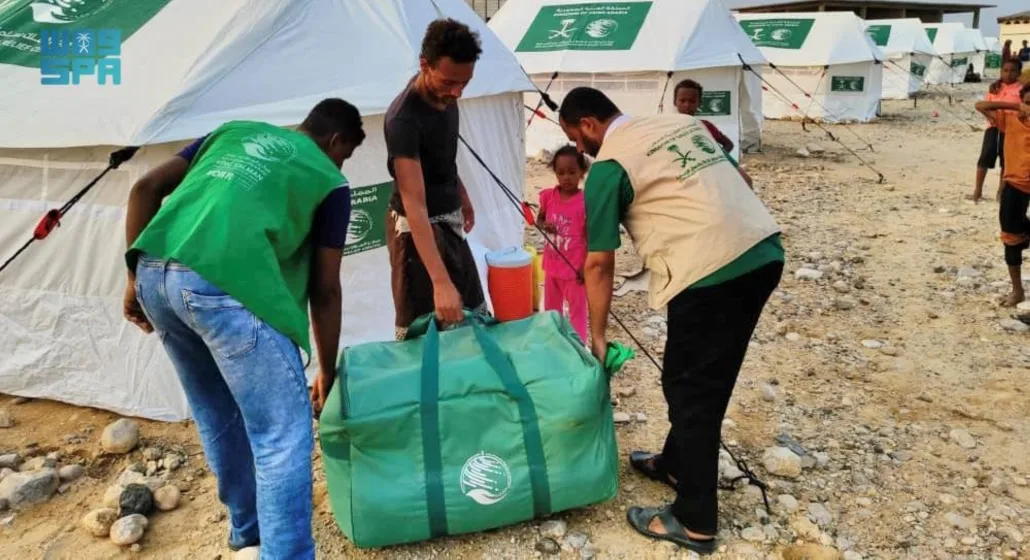 مركز الملك سلمان للإغاثة يواصل توزيع المساعدات المتنوعة للأسر المتضررة من إعصار "تيج"