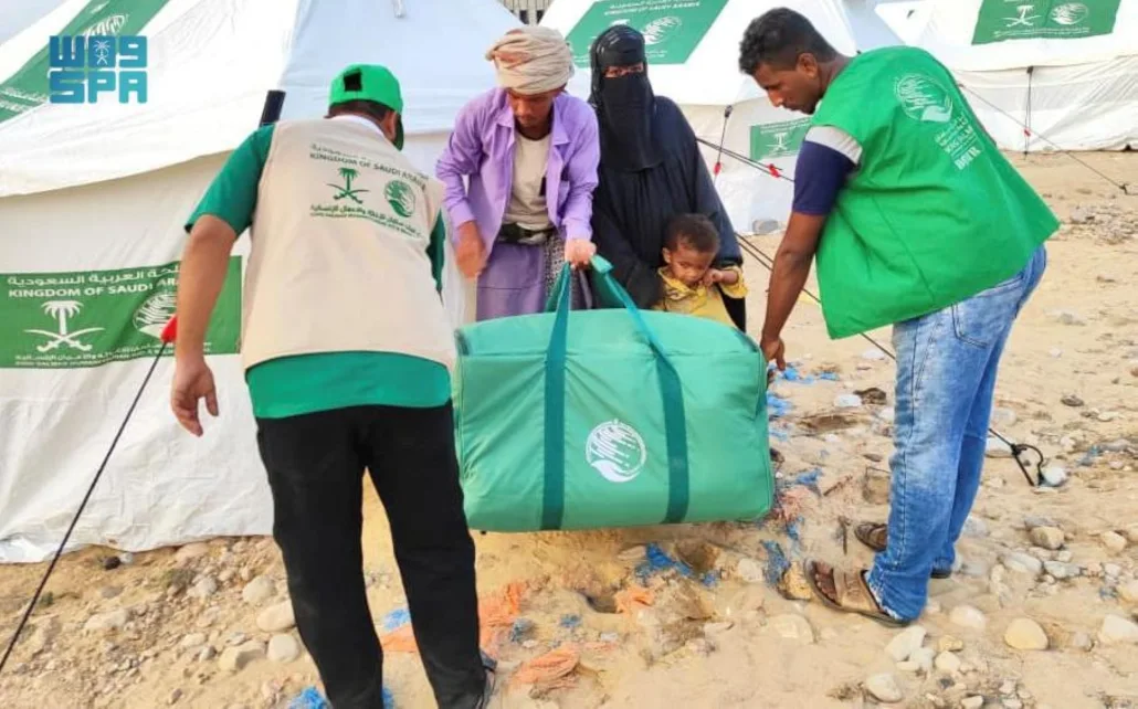 مركز الملك سلمان للإغاثة يواصل توزيع المساعدات المتنوعة للأسر المتضررة من إعصار "تيج"
