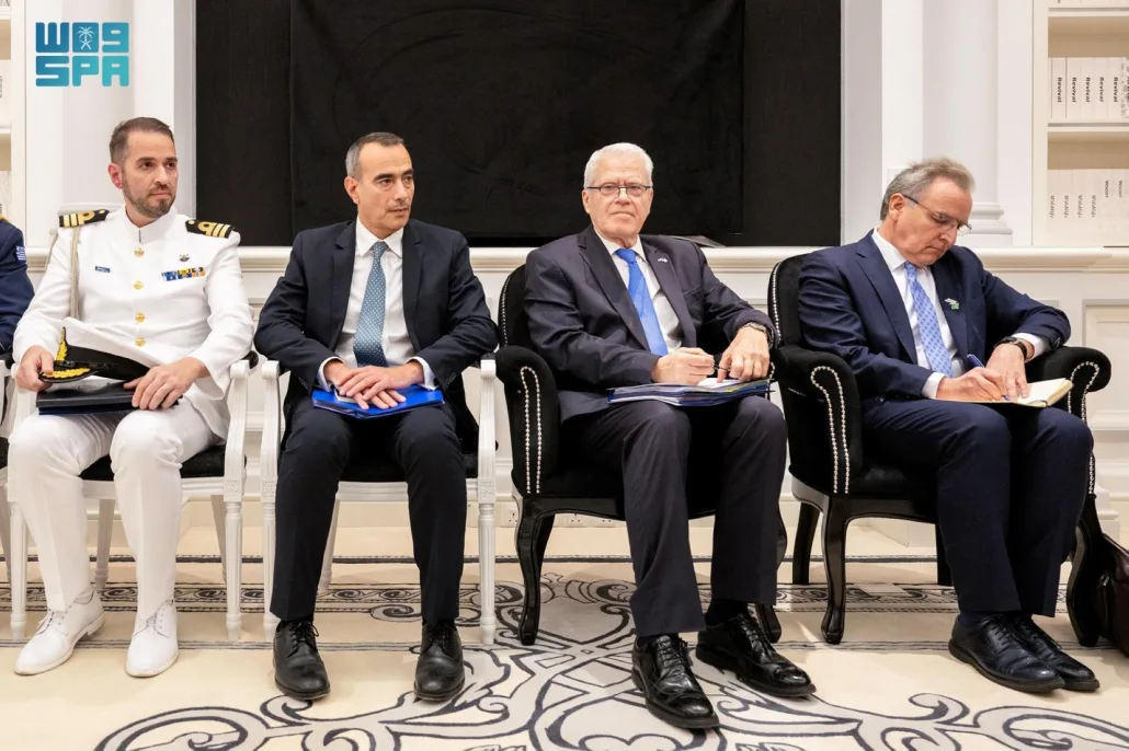 لقاء الأمير خالد بن سلمان بن عبدالعزيز ونظيره اليوناني
